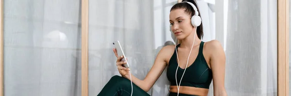 White Woman Listening Music Headphones Cellphone While Working Out Home — Stock Photo, Image