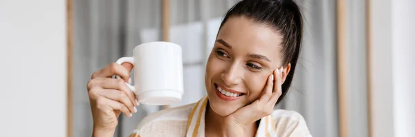 Mulher Morena Branca Sorrindo Enquanto Bebe Café Casa — Fotografia de Stock