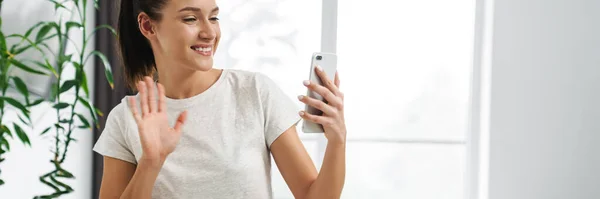 Hymyilevä Nainen Ottaa Selfie Matkapuhelimeen Syödessään Aamiaista Keittiössä Kotona — kuvapankkivalokuva