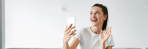 Europeisk Smilende Kvinne Som Betjener Tar Selfie Mobiltelefonen Hjemme – stockfoto