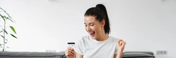 Mulher Excitada Fazendo Gesto Vencedor Usar Cartão Crédito Laptop Casa — Fotografia de Stock