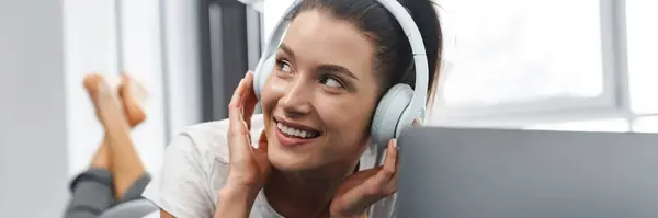 Mujer Sonriente Europea Auriculares Usando Portátil Mientras Está Acostado Cama — Foto de Stock