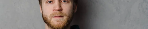 Weißer Ingwermann Mit Bart Posiert Und Blickt Isoliert Die Kamera — Stockfoto