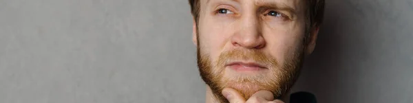 Homem Gengibre Branco Com Testa Barba Olhando Para Lado Isolado — Fotografia de Stock