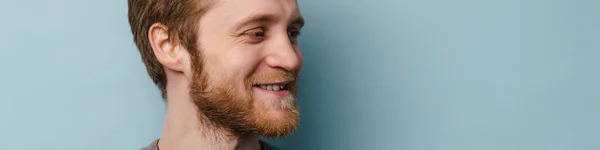 Weißer Ingwermann Mit Bart Lächelt Und Schaut Isoliert Zur Seite — Stockfoto