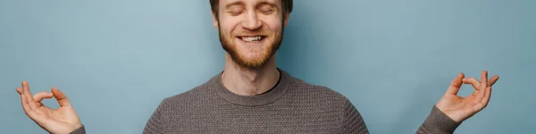 Weißer Ingwermann Mit Bart Lächelt Während Isoliert Über Blauem Hintergrund — Stockfoto