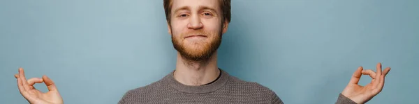 Homem Gengibre Branco Com Barba Sorrindo Enquanto Meditava Isolado Sobre — Fotografia de Stock