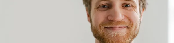 Hombre Jengibre Blanco Con Barba Sonriendo Mirando Cámara Aislada Sobre —  Fotos de Stock