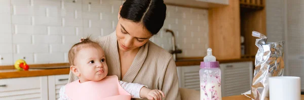 Jovem Morena Mãe Sorrindo Alimentando Seu Bebê Cozinha Casa — Fotografia de Stock