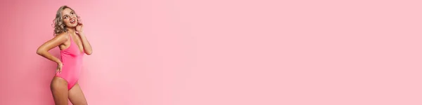 Портрет Улыбающейся Блондинки Купальнике Стоящей Фоне Розовой Стены Стоковое Фото