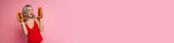 Счастливая Молодая Женщина Купальнике Позирует Держа Папайю Фоне Розовой Стены Лицензионные Стоковые Изображения