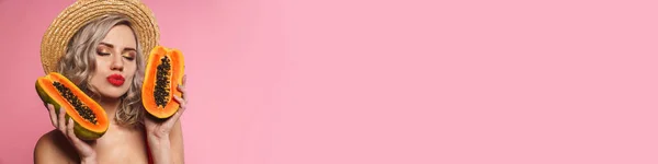 Gelukkig Jong Vrouw Badpak Poseren Houden Papaya Roze Muur Achtergrond Stockfoto