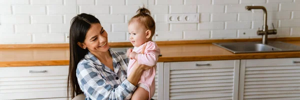 Giovane Madre Sorridente Giocare Con Suo Bambino Mentre Lavora Cucina — Foto Stock