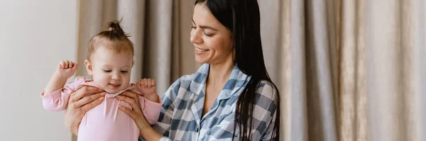 Joven Madre Sonriendo Jugando Con Bebé Mientras Está Sentada Casa —  Fotos de Stock
