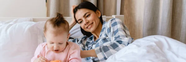 Jong Moeder Glimlachen Spelen Met Haar Baby Terwijl Liggen Slecht — Stockfoto