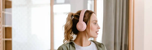Junge Frau Hört Hause Musik Mit Handy Und Kopfhörer — Stockfoto