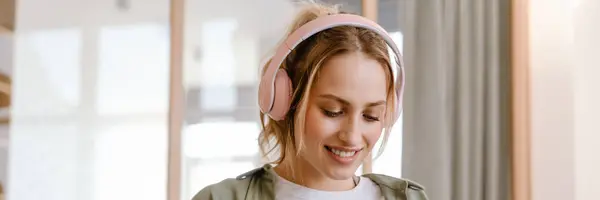 Jonge Vrouw Glimlachen Tijdens Het Luisteren Naar Muziek Met Mobiele — Stockfoto