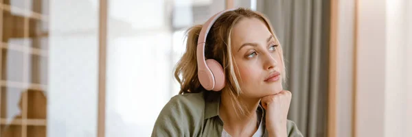 Smiling Young Blonde White Woman Headphones Sitting Wall Home — Stock Photo, Image