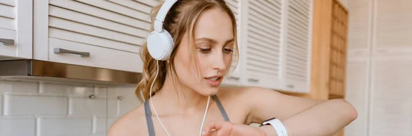 Jonge Blanke Vrouw Sportkleding Drinken Sap Luisteren Naar Muziek Met — Stockfoto