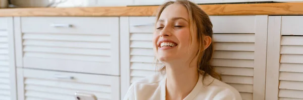 Młoda Kobieta Śmieje Się Używa Telefonu Komórkowego Siedząc Podłodze Domu — Zdjęcie stockowe
