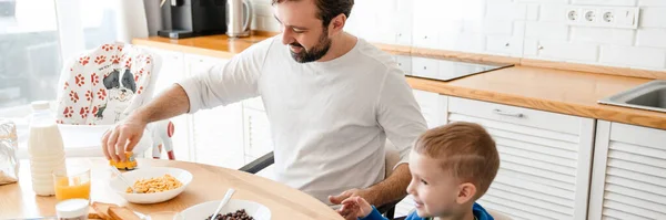 Glad Medelålders Vit Far Och Hans Son Småbarn Äter Frukost — Stockfoto