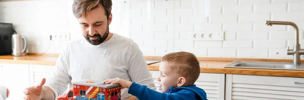 Glad Medelålders Vit Far Och Hans Son Småbarn Äter Frukost — Stockfoto