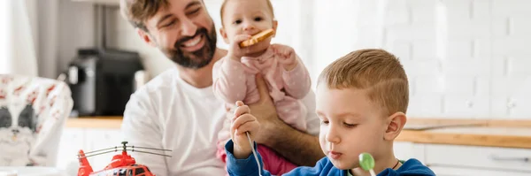 Padre Blanco Sonriendo Mientras Desayunaba Con Sus Hijos Casa — Foto de Stock