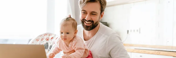 在家里用笔记本电脑时 白人爸爸笑着和女儿一起玩 — 图库照片