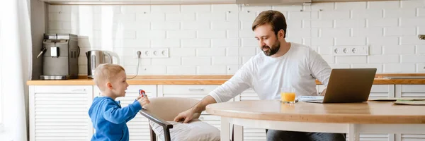 Vit Far Leker Med Sin Son Och Använder Laptop Köket — Stockfoto