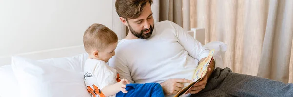 Білий Батько Син Читають Книгу Лежачи Погано Вдома — стокове фото
