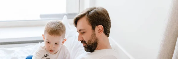 Fehér Apa Fia Könyvet Olvasnak Miközben Otthon Fekszenek Rosszban — Stock Fotó