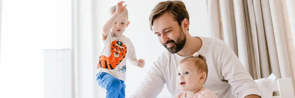 Vit Far Ler När Han Leker Med Sina Barn Sängen — Stockfoto