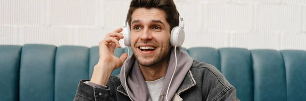 Lächelnder Junger Mann Mit Kopfhörer Der Musik Hört Handy Der — Stockfoto