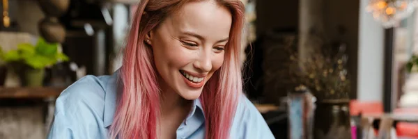 Junge Lächelnde Frau Mit Rosafarbenen Haaren Nutzt Handy Café — Stockfoto