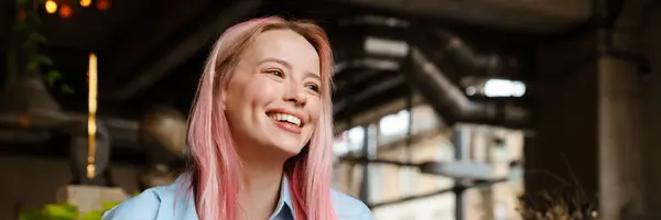 Joven Mujer Sonriente Usando Teléfono Móvil Mientras Bebe Café Cafetería —  Fotos de Stock