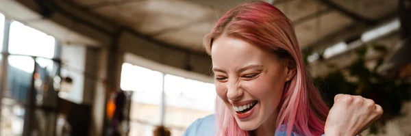 Fiatal Gyönyörű Rózsaszín Haj Segítségével Mobiltelefon Miközben Tanul Kávézóban — Stock Fotó