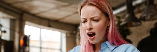 Nuori Kaunis Nainen Jolla Vaaleanpunaiset Hiukset Matkapuhelimen Avulla Opiskellessaan Kahvilassa — kuvapankkivalokuva