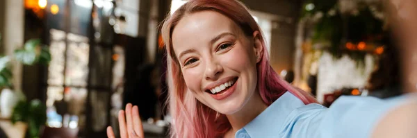 Młoda Piękna Kobieta Różowymi Włosami Robi Sobie Selfie Podczas Nauki — Zdjęcie stockowe
