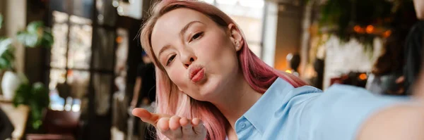 Mladá Krásná Žena Růžovými Vlasy Fotit Selfie Při Studiu Kavárně — Stock fotografie