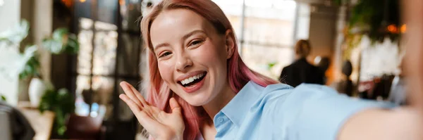 Młoda Piękna Kobieta Różowymi Włosami Robi Sobie Selfie Podczas Nauki — Zdjęcie stockowe