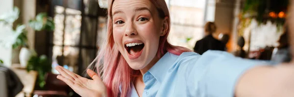 Jovem Mulher Bonita Com Cabelo Rosa Tirar Foto Selfie Enquanto — Fotografia de Stock