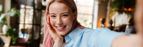 Wanita Cantik Dengan Rambut Merah Muda Mengambil Foto Selfie Saat — Stok Foto