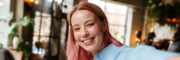 Fiatal Gyönyörű Rózsaszín Haj Csinál Szelfi Fotó Közben Kávézó — Stock Fotó