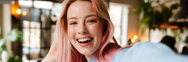 Wanita Cantik Muda Dengan Rambut Merah Muda Tersenyum Dan Mengambil — Stok Foto
