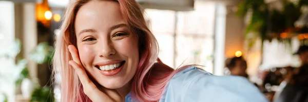 Joven Hermosa Mujer Con Pelo Rosa Sonriendo Tomando Foto Selfie —  Fotos de Stock