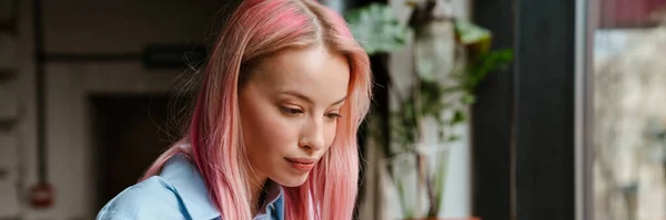 카페에 분홍색 머리를 아름다운 핸드폰을 사용하고 있습니다 — 스톡 사진