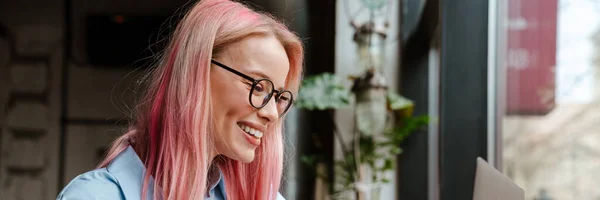 Νεαρή Όμορφη Γυναίκα Ροζ Μαλλιά Χρησιμοποιώντας Φορητό Υπολογιστή Ενώ Κάθεται — Φωτογραφία Αρχείου