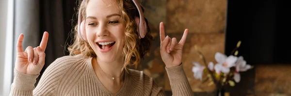 Junge Weiße Frau Mit Kopfhörer Gestikuliert Während Sie Hause Mit — Stockfoto