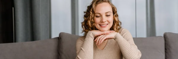 Joven Mujer Blanca Sonriendo Utilizando Ordenador Portátil Mientras Está Sentado —  Fotos de Stock
