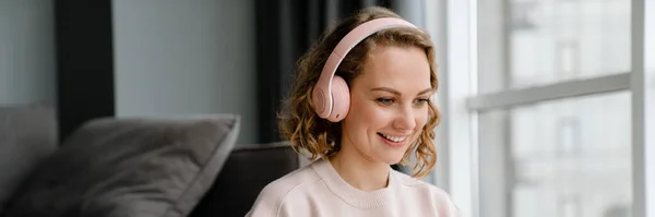 White Woman Headphones Using Laptop While Sitting Floor Home — 图库照片